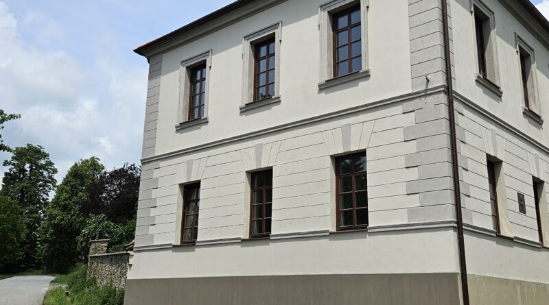 Náhledový obrázek článku: Dokončení opravy vnější části budovy bývalé školy ve Zdebuzevsi