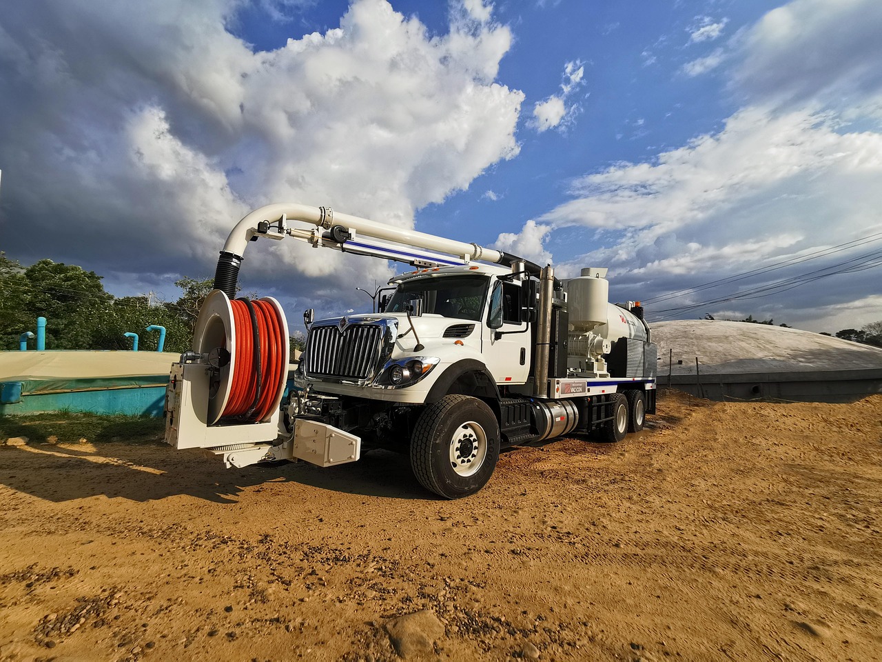 Náhledový obrázek článku: Upozorňujeme občany, že do 15.12.2025 je možné čerpat programovou dotaci na vývoz jímek septiků a kalů z DČOV.