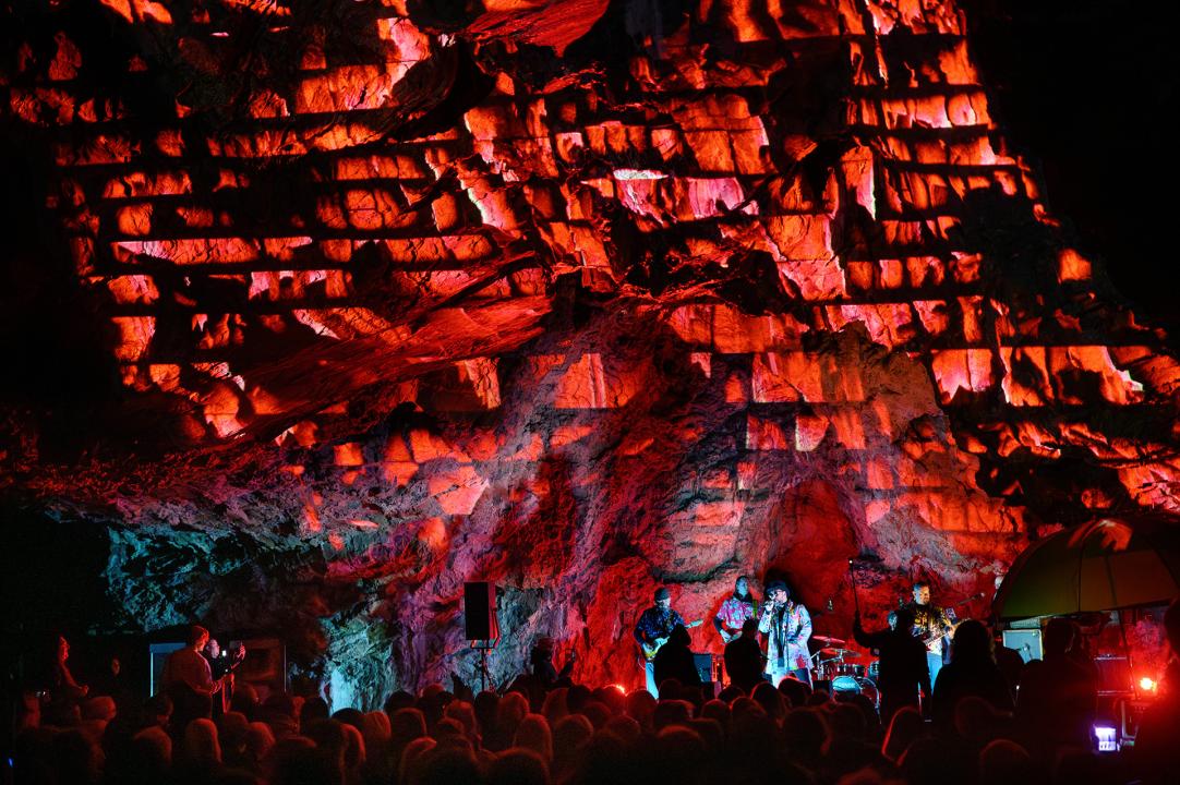 Obrázek 14 z 18 z alba Rocková show v jeskyni Výpustek Obrázek 14 z 18 z alba Rocková show v jeskyni Výpustek