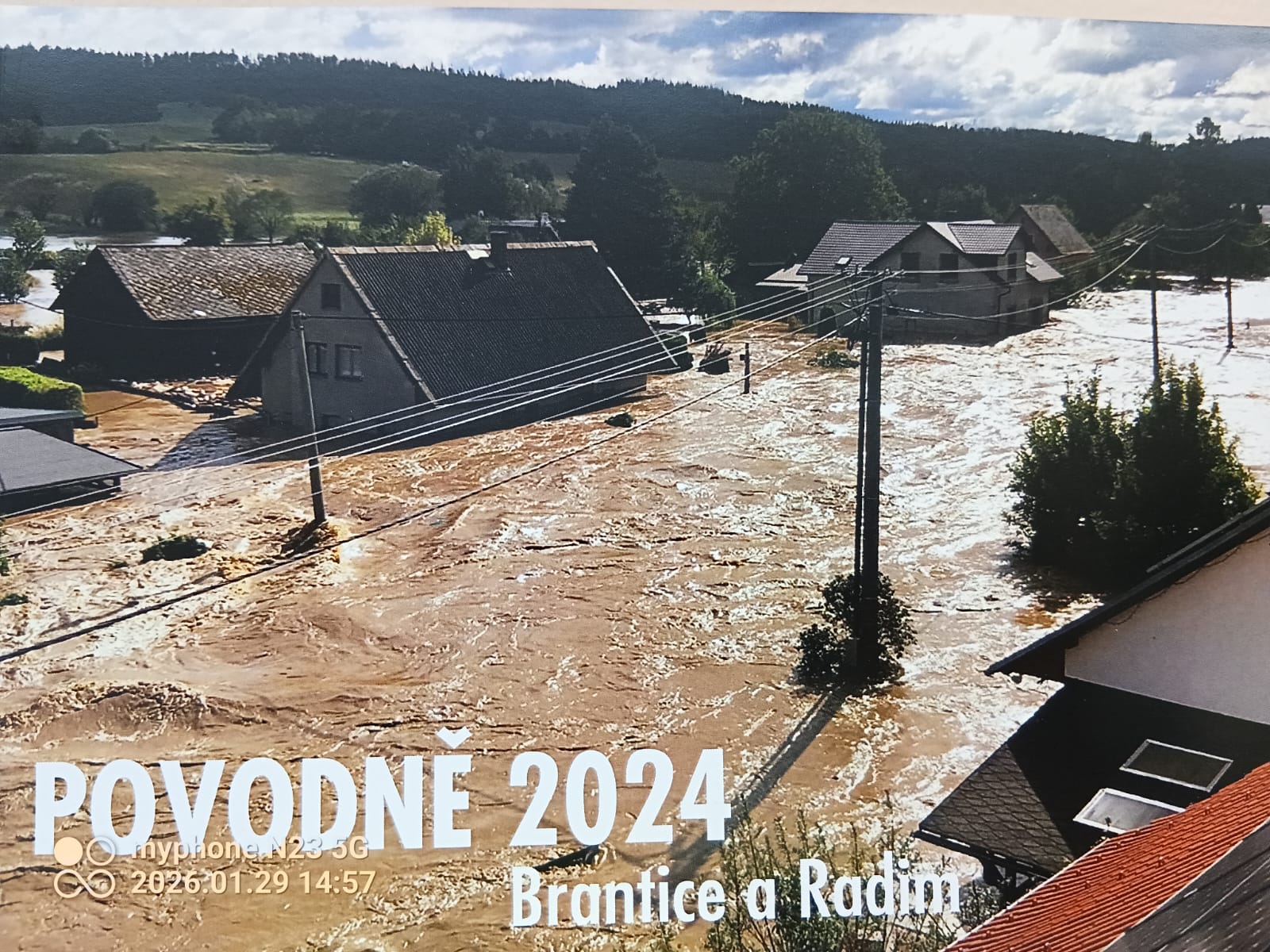 Náhledový obrázek článku: VÝSTAVA FOTOGRAFIÍ Z POVODNÍ 2024 V OBECNÍ KNIHOVNĚ
